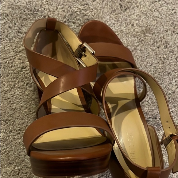 Elegant Brown Strappy Heels - Picture 4 of 4